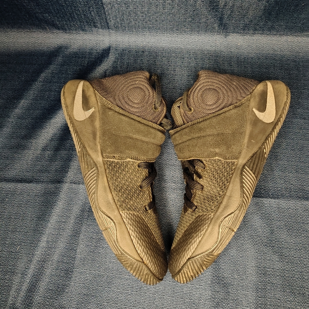 Nike Kids Sneakers in Dark Brown